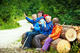 Familie mit Kindern beim Wandern 