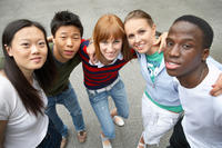 Junge Menschen Gruppe multikulturell