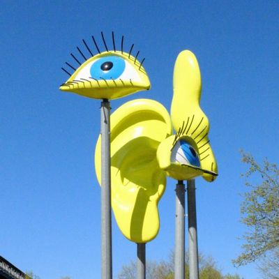 Skulptur Augen und Ohren vor dem Kino