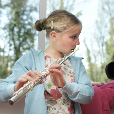 Mädchen Querflöte_c_Verband deutscher Musikschulen